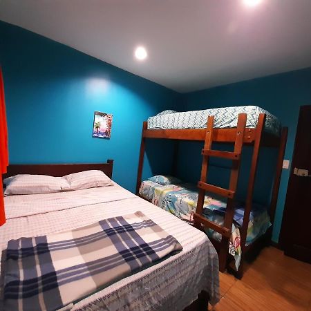 Coral Reef Surf Hostel And Camp Тамариндо Екстер'єр фото