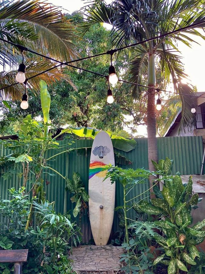 Coral Reef Surf Hostel And Camp Тамариндо Екстер'єр фото