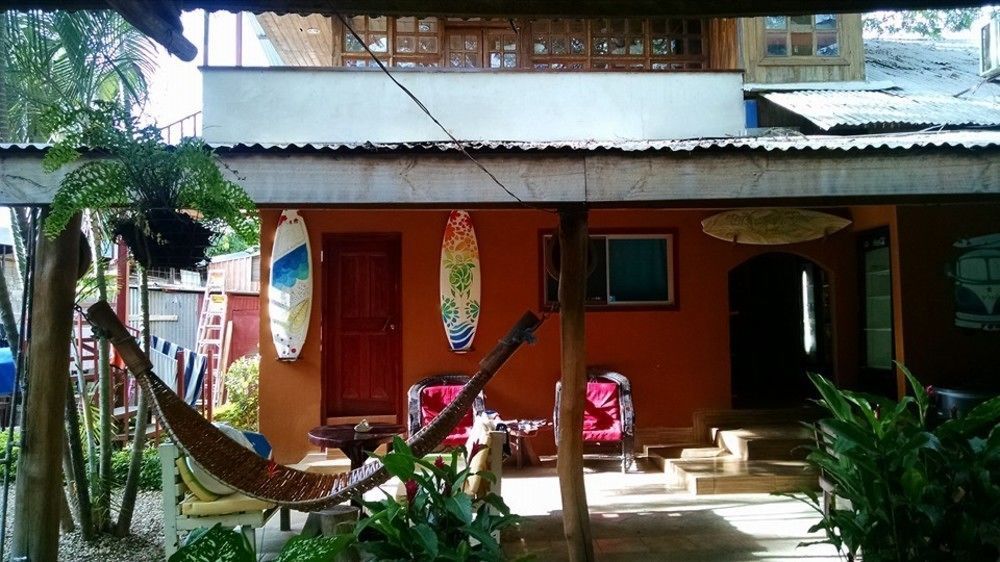 Coral Reef Surf Hostel And Camp Тамариндо Екстер'єр фото